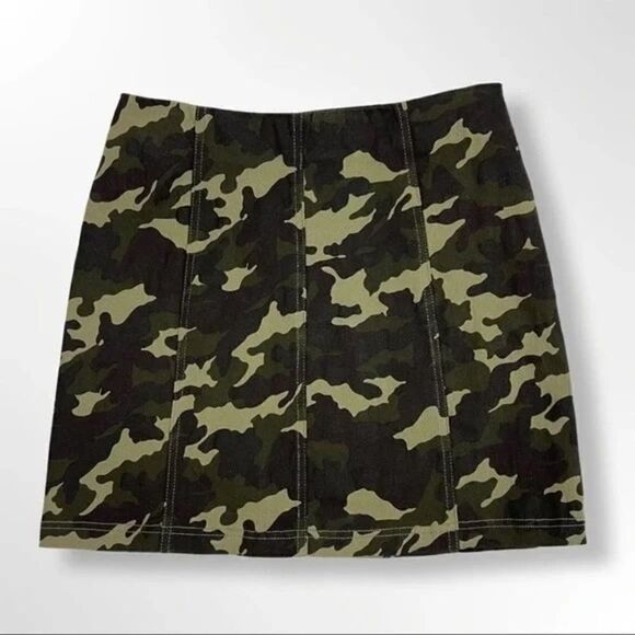 NEW Miss Love Camo Mini Skirt Size Small - Picture 1 of 6